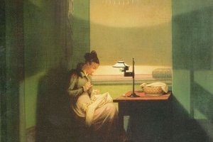 Jeune femme cousant à la lumière d'une lampe