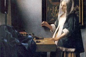 Femme portant une balance